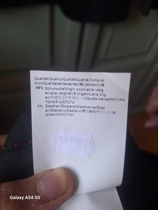 Costum de bărbați în mărimea 46-48, de culoare antracit, confecționat din lână de vară. Potrivit pentru o festivitate sau un banchet.