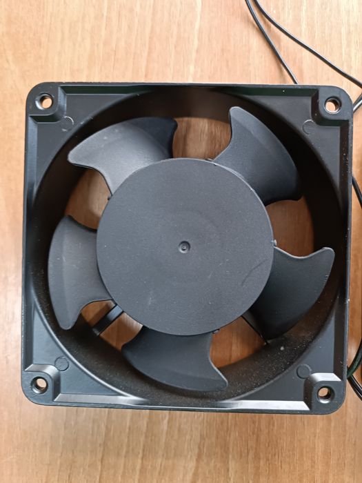 Черный вентилятор