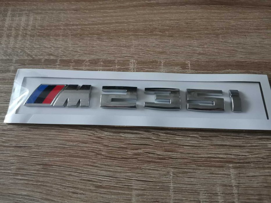 BMW М235i сребриста емблема