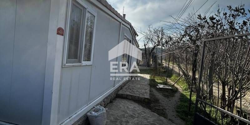 Едноетажна, обзаведена, сглобяема къща за продажба, с двор, в горната