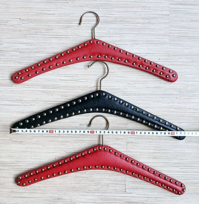 Кожени закачалкис капси