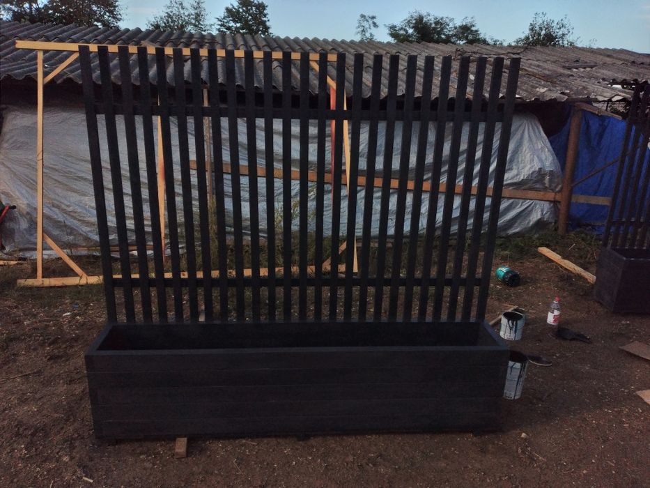 Vând jardiniere din lemn