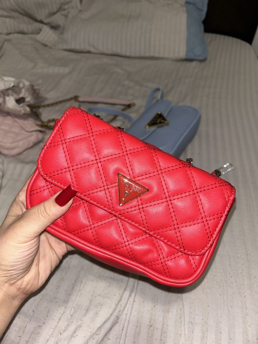 Genată de umăr si mână. Frumoasă și elegantă