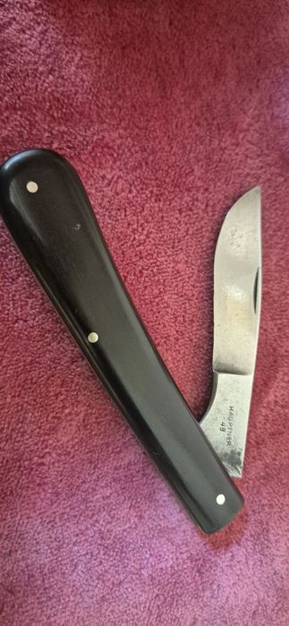 Продавам компас , ножче и фенер.