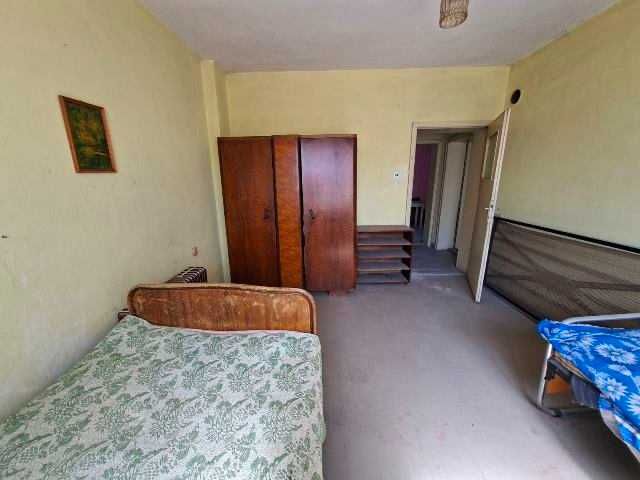 4-стаен апартамент с допълнителна постройка, Търговище, Център , 185 кв.м.