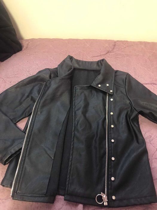 Детско кожено яке, тениски, сако и сет от шапки