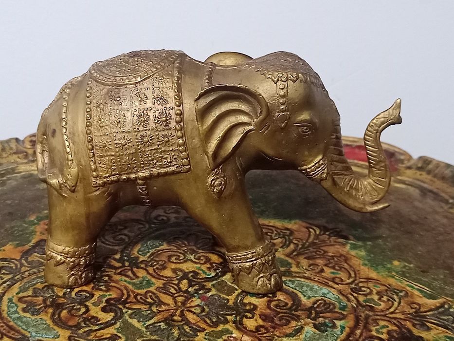 Масивна Месингова Статуетка „Церемониален Слон“ – 1 кг Късмет и Стил