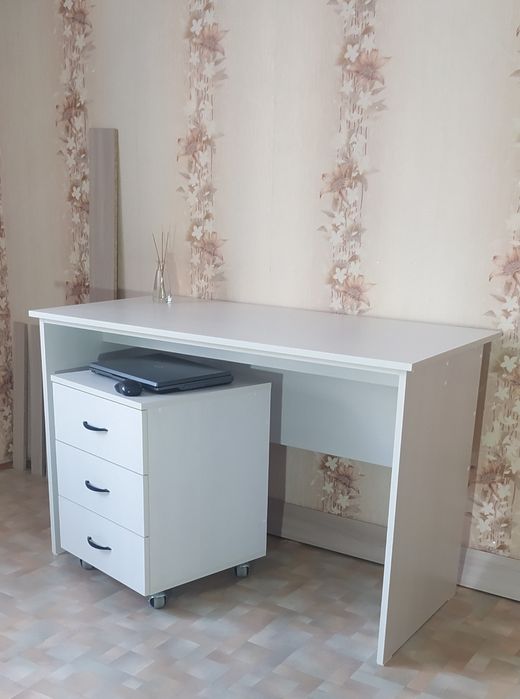 Письменный стол с  тумбой