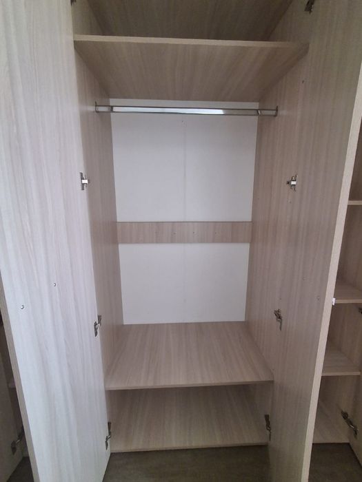 Шкаф-шифонер в отличном состоянии,