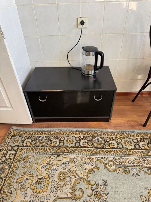 Мебель диван,кровать,шкаф, двери, ковры.