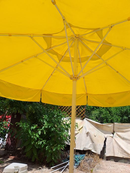Umbrelâ de soare 3m 3m stare foarte bună  cu suport de fier  si pietre din beton