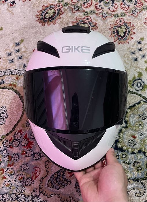 Белый шлем GIKE и кролик