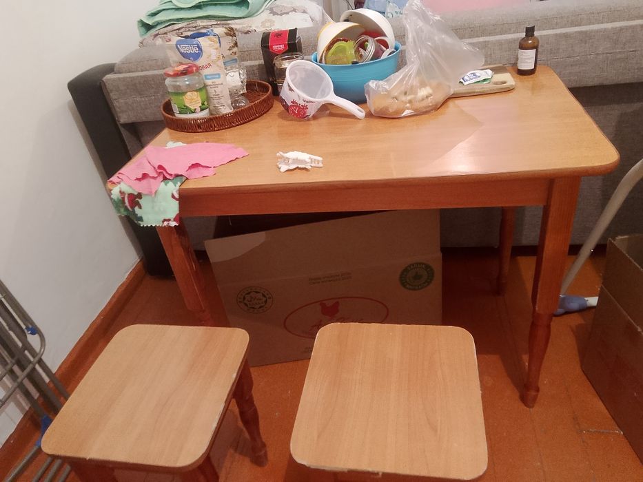 Продаётся холодильник и стол со стульями