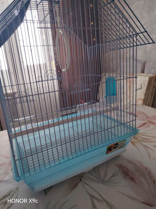 Продам клетку для попугая с кормушками