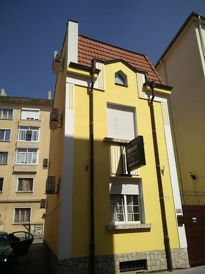 Продава се Хотел в Габрово, Център - 200 кв.м за 1250 €/кв.м - Снимка #1