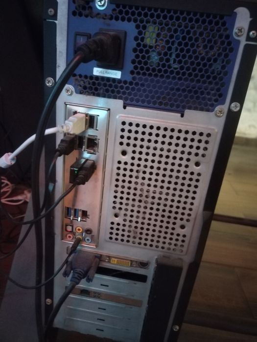 Настолен компютър.