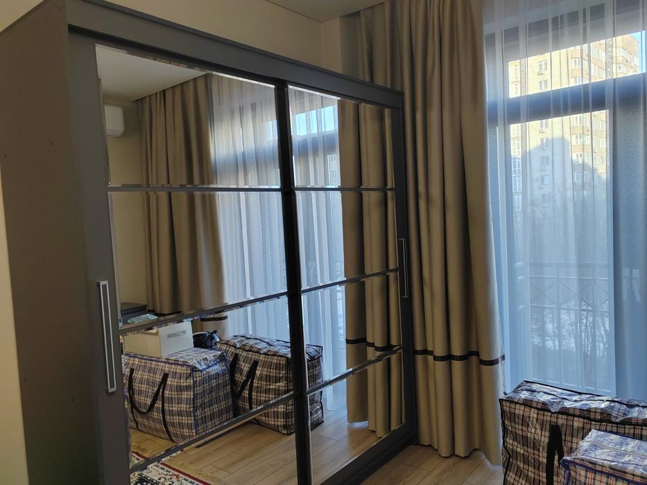 Продам почти новую мебель шкаф, обувница, комод и ковер