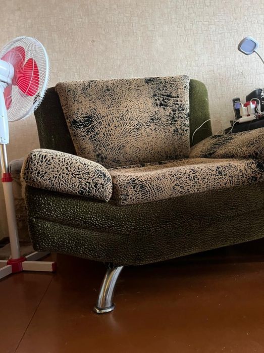 Просторное кресло на ножках