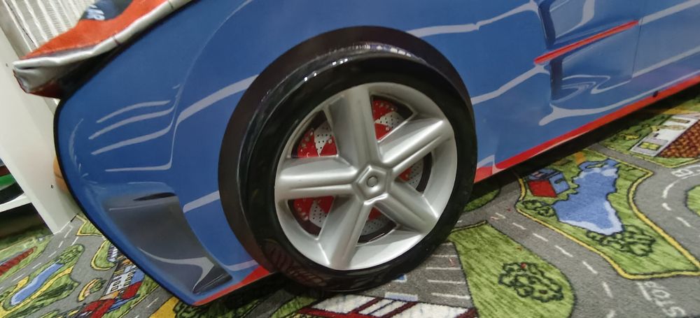 Детская кровать машина