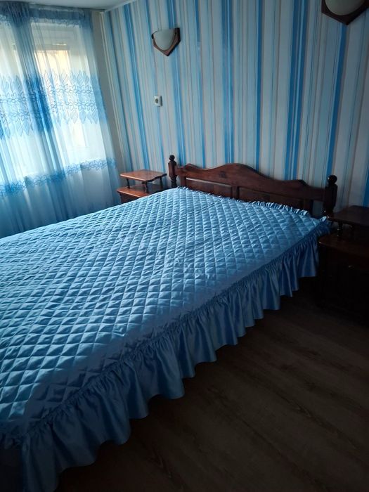 Продавам спален комплект от дърво с огледало и шкафче