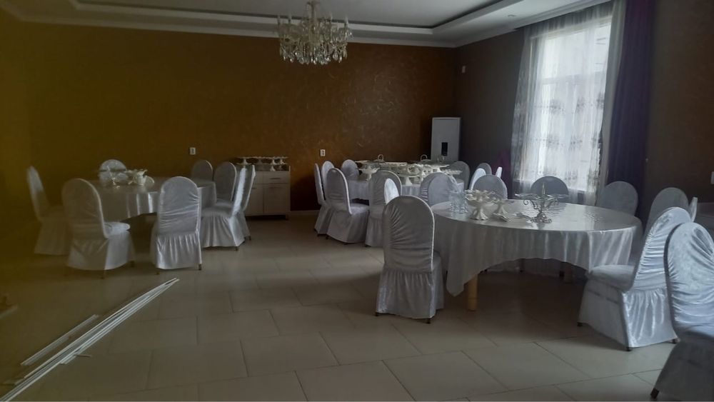 Банкетный стол и стулья