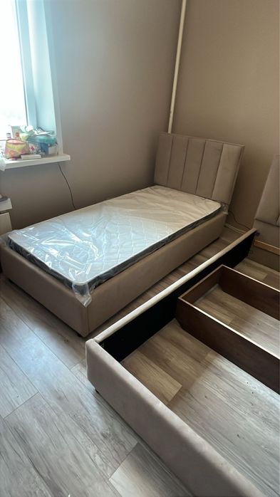 Продаётся односпальная кровать с матрасом
