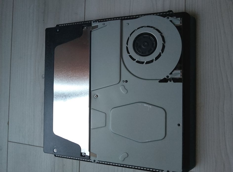 Уникална Playstation 4 Slim