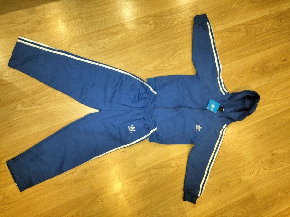 Продам детский спортивный костюм на 5-7 лет