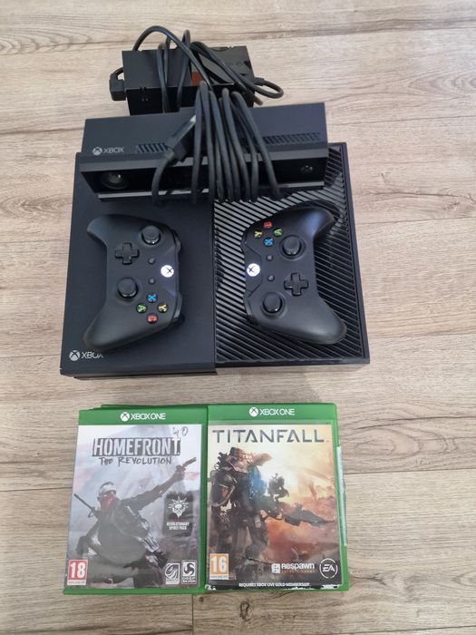 Pachet Consola Xbox One 500 GB, 1 kinect, 2 manete si 15 cd-uri cu jocuri