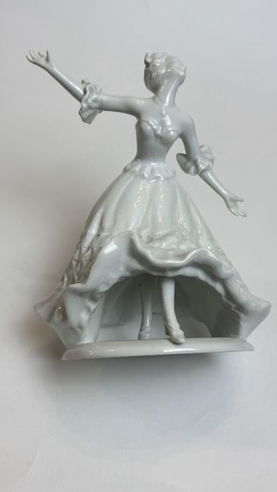 Фарфоровая статуэтка