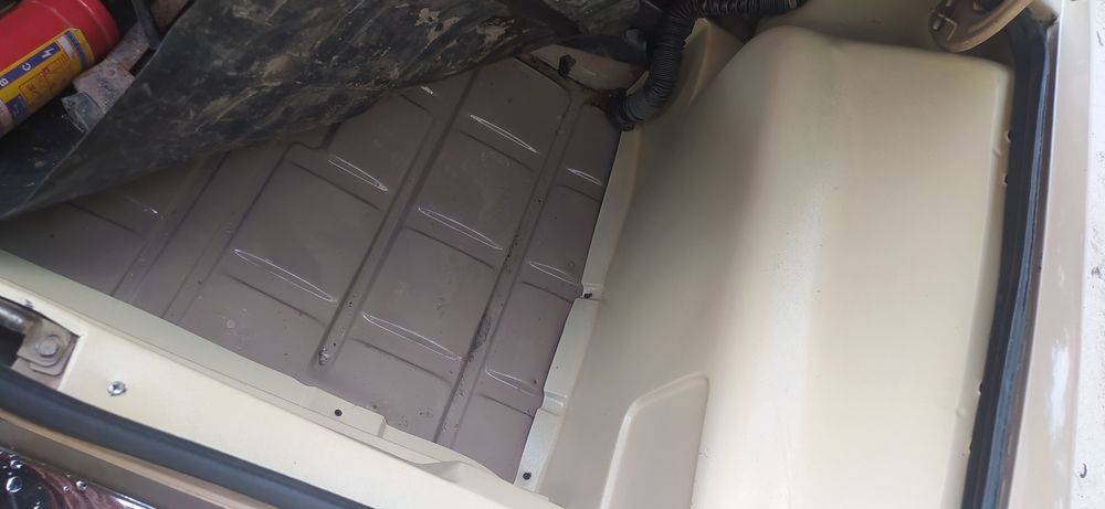 Vaz 2106 gazi bor srochna sotiladi