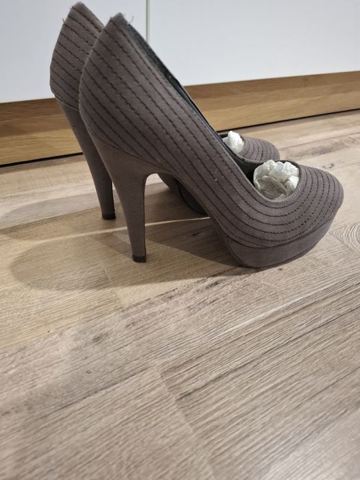 Обувки от велур с декоративни шевове.