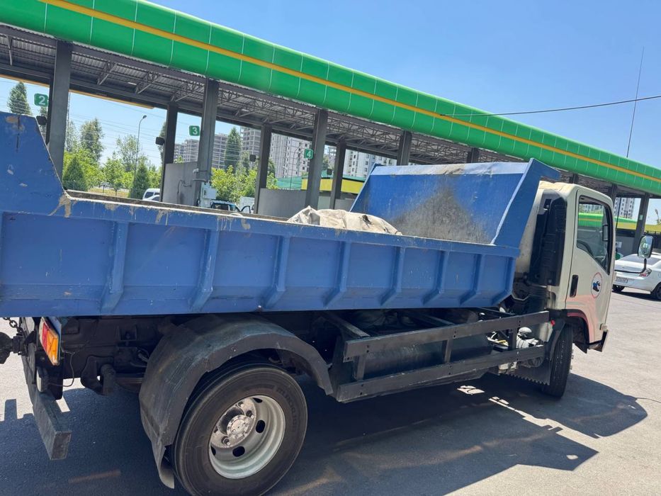 Isuzu npr самосвал