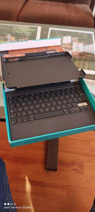 Клавиатура Logitech Slim Folio Ipad (5-th and 6-th generation)
