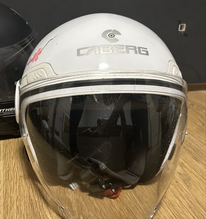 Casca  CABERG (ochelari de soare integrati)