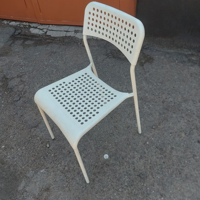 3 белых стула и 1 чёрный. Пластиковые.