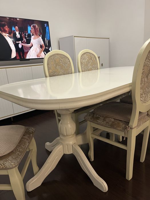 Стол со стульямидля гостинной