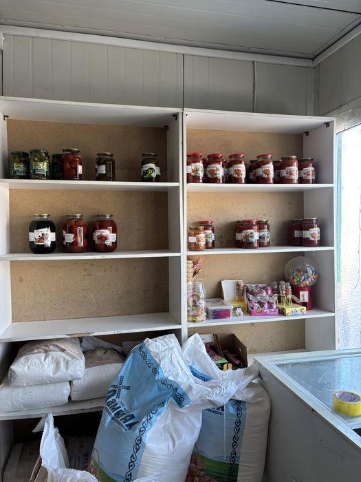 Белая деревянная полка