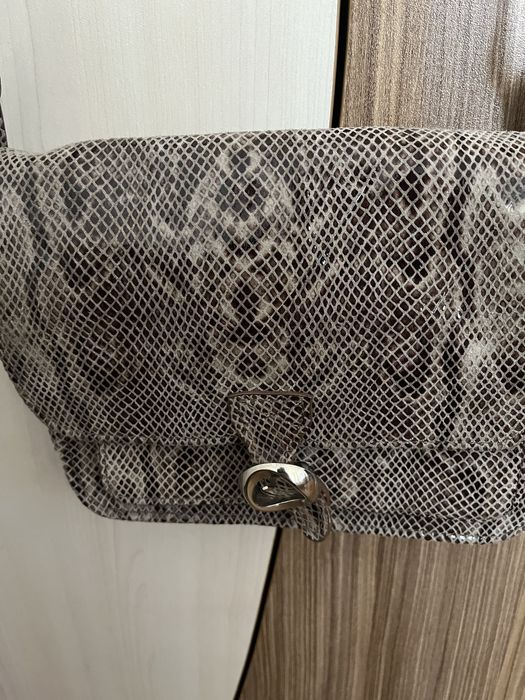 Дамска малка чанта,без забележки.