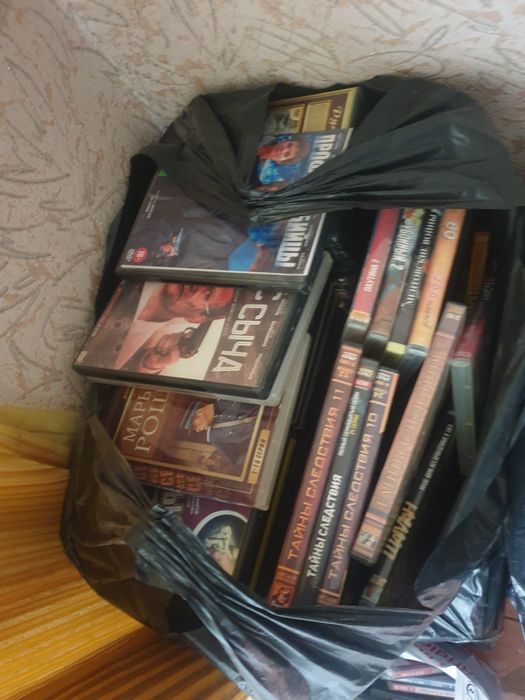 Продаются 2 DVD +500дисков ,фильмы+музыка
