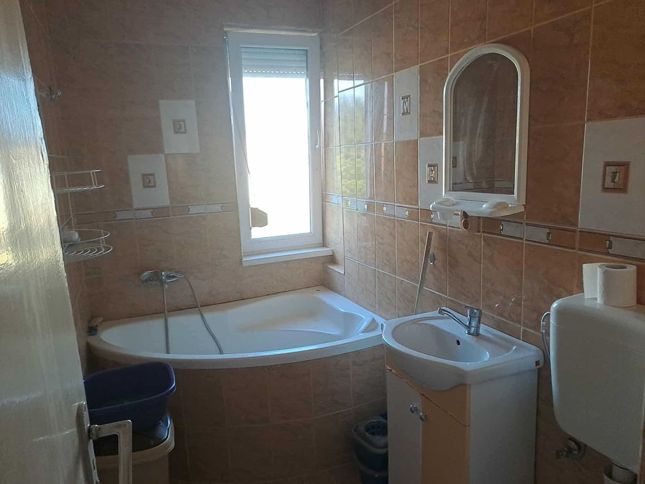 Închiriez apartament cu 2 camere. 60mp. Etajul 3.  Republicii. CAREI.