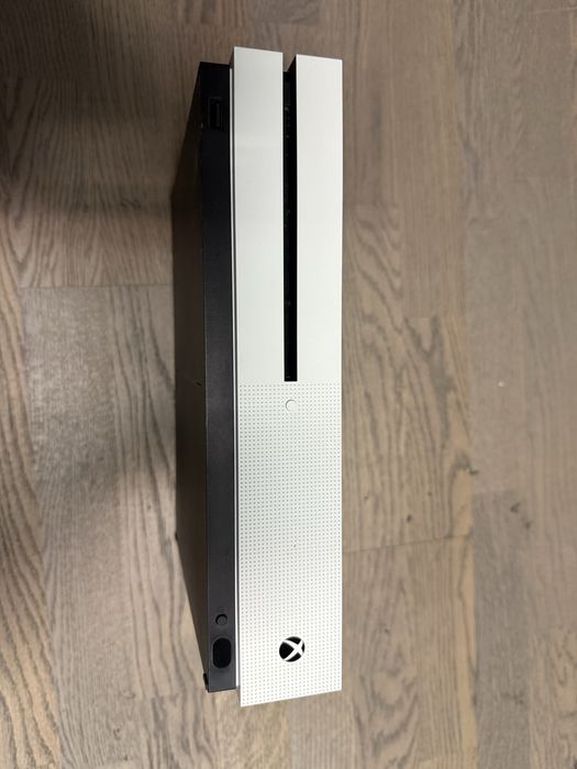 Xbox One S (1TB) + 2 controllere