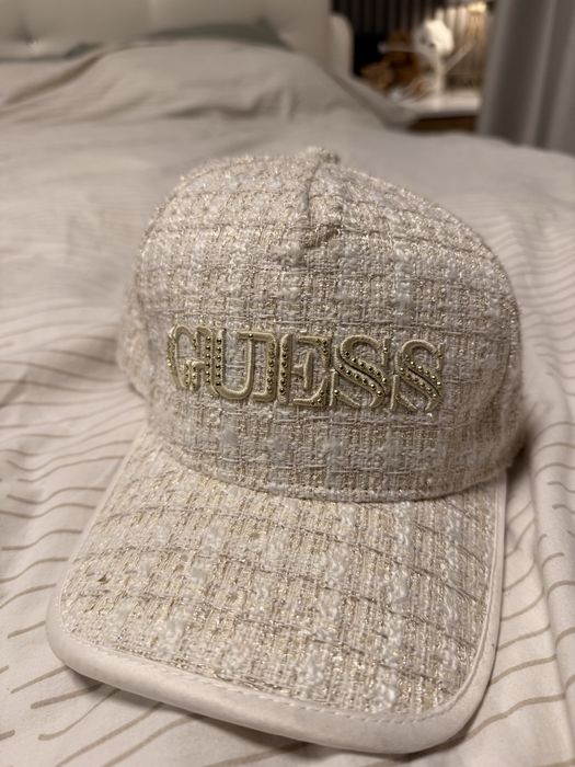 Шапка с козирка Guess