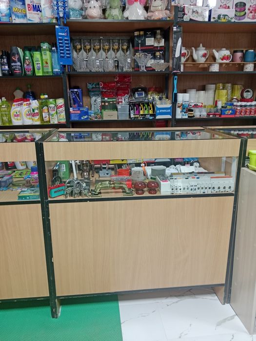 Полки витрины для магазина