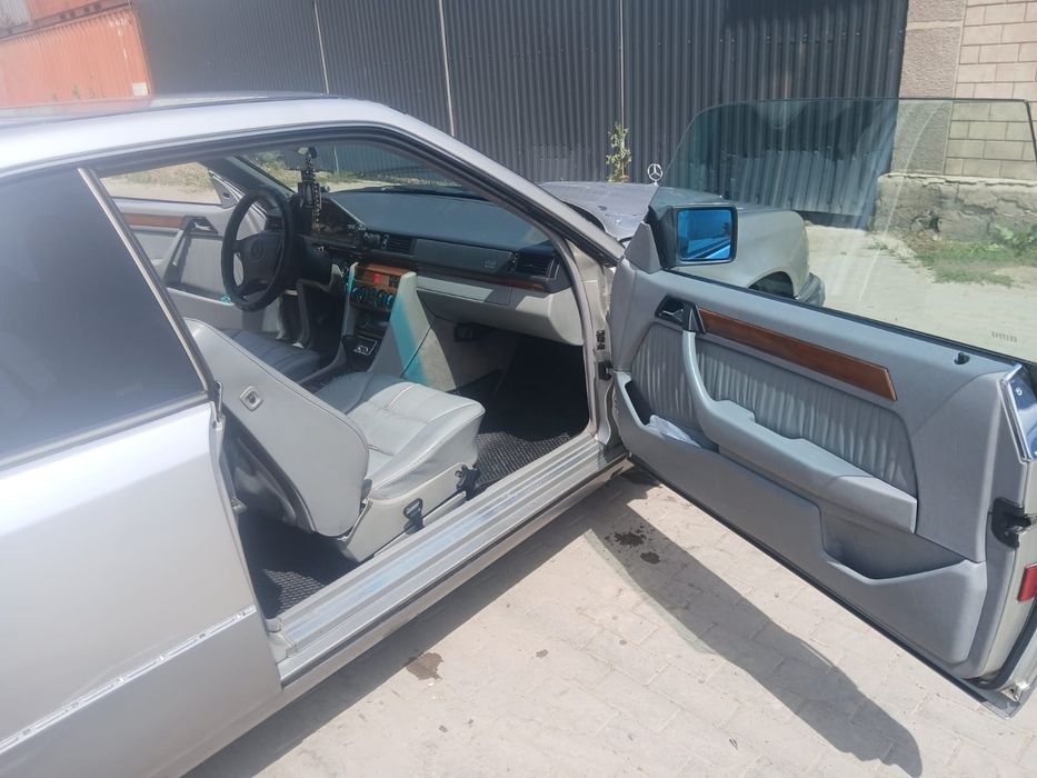 MERCEDES-BENZ  124 e 300.