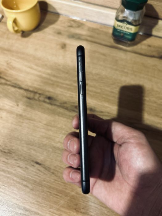 Aйфон 11 продам.