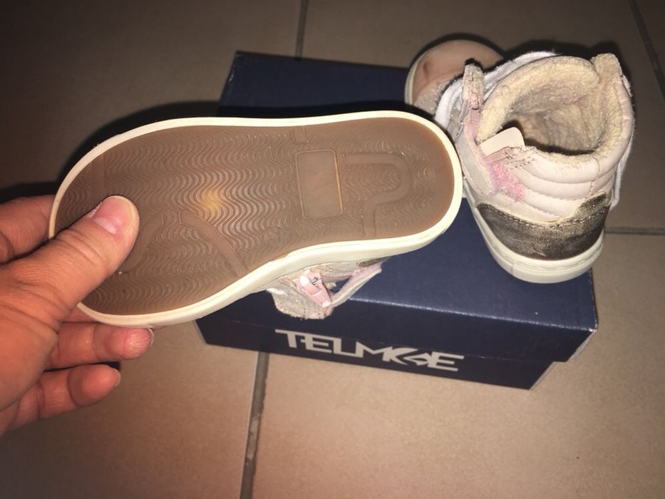 Продам деткую обувь