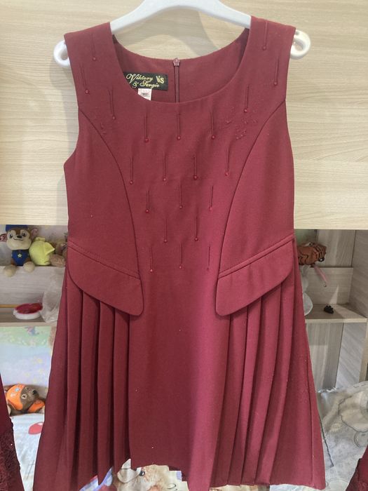 Продам платье для учебы на девочку