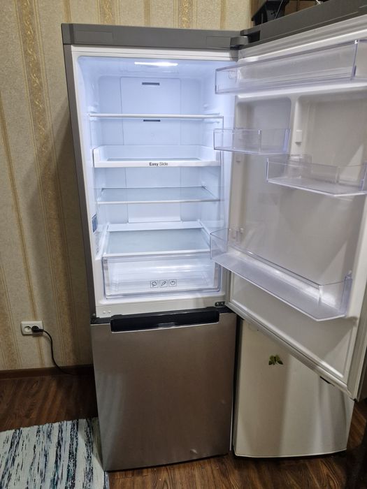 Продаю Холодильник с нижней морозильной камерой SAMSUNG RB29FSRND 290л