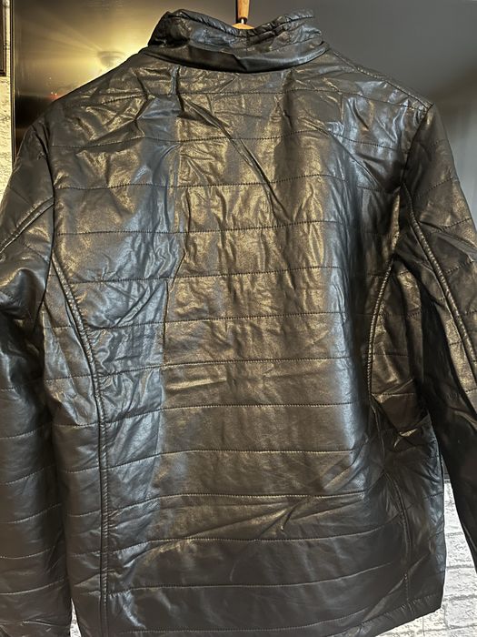 Продам кожанную куртку с капюшоном